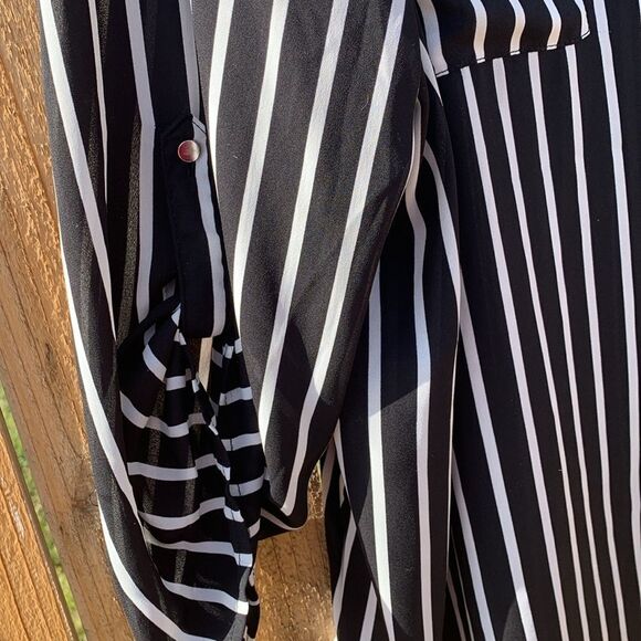 Take 50% OFF- Cato Women’s V-neck Blouse Striped, Size-26/28W - Picture 6 of 9